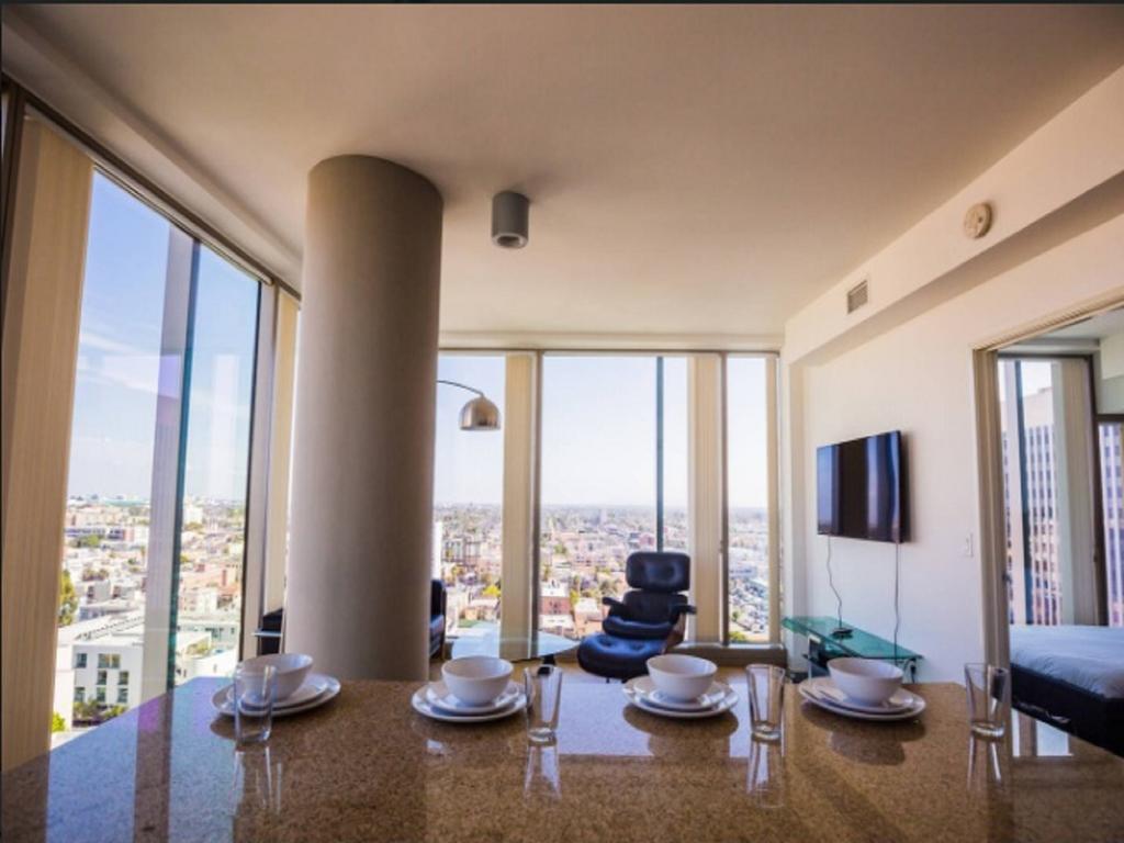 K-Town Modern Luxury 2 Bedroom La Apartment